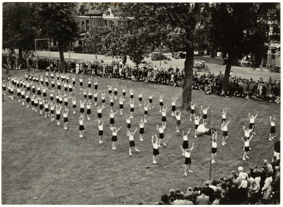 Sportweek turndemonstratie Christelijke gymnastiekvereniging Kracht en vriendschap, NL-HlmNHA 54004294
