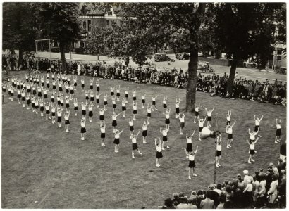 Sportweek turndemonstratie Christelijke gymnastiekvereniging Kracht en vriendschap, NL-HlmNHA 54004294