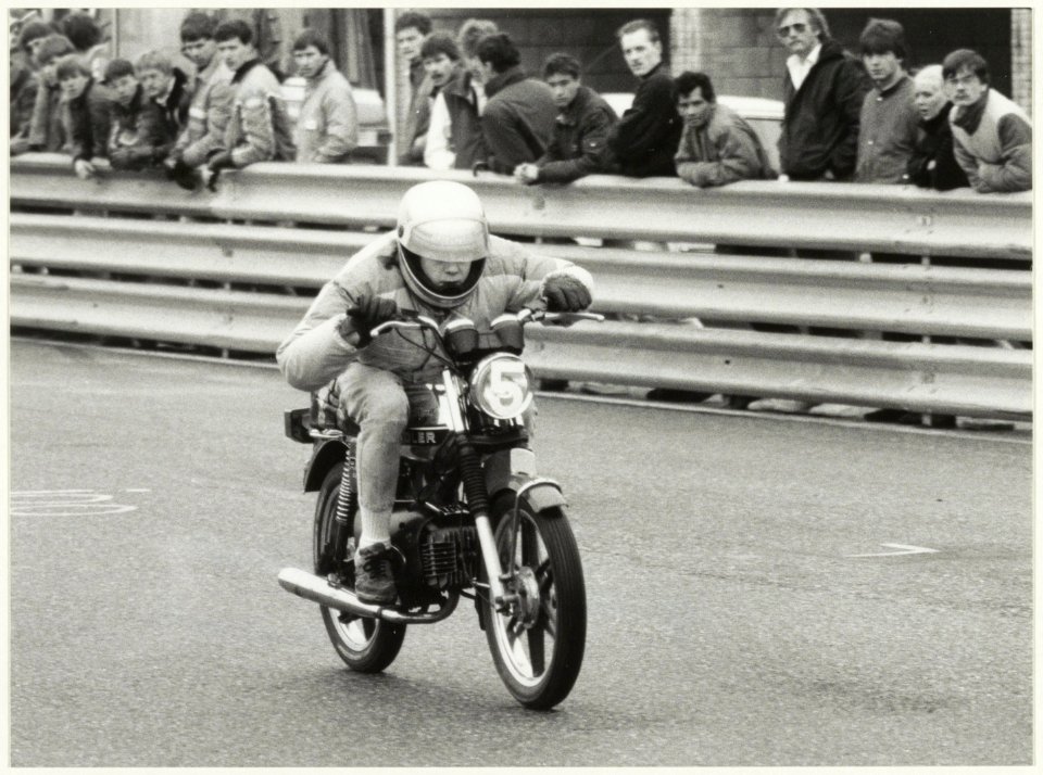 Sprintwedstrijden voor bromfietsen op het circuit, NL-HlmNHA 54005230