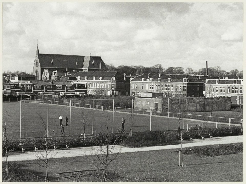 Sportveld bij de Paul Krugerkade. NL-HlmNHA 54012227