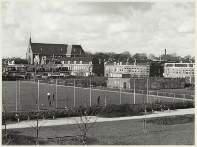 Sportveld bij de Paul Krugerkade. NL-HlmNHA 54012227