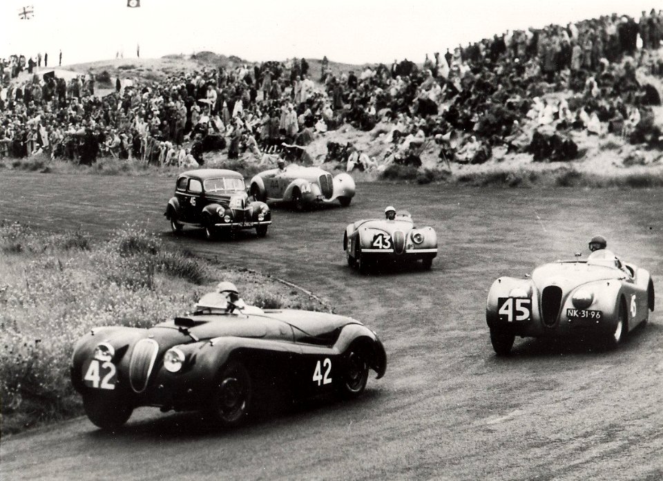 Sportwagenrace boven de 3000 cc. in de Tarzanbocht. Nr. 42, N.L. van Dieten met de Jaquar is de winnaar. NB. Foto bestelling bij het Foto- en Grafisch Centrum 441-49. Identificatienummer 54-, NL-HlmNHA 54005926