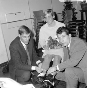 Sportman van het jaar, Kees Verkerk en Ard Schenk (links), Betty Heukels bij dam, Bestanddeelnr 919-9371