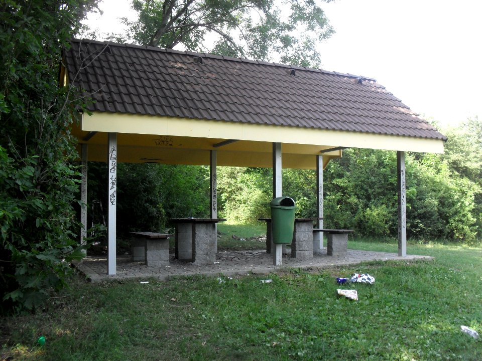 Stříška na cestě nad Liškou