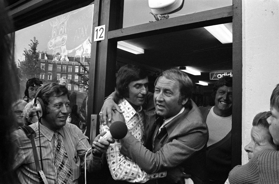 Sportzaak Wim Suurbier geopend, Henk Molenberg (recht en Swart, Bestanddeelnr 926-5769