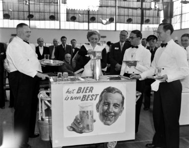 Sportweek Amsterdam. Bier serveren in Apollo-hal, Bestanddeelnr 905-7637