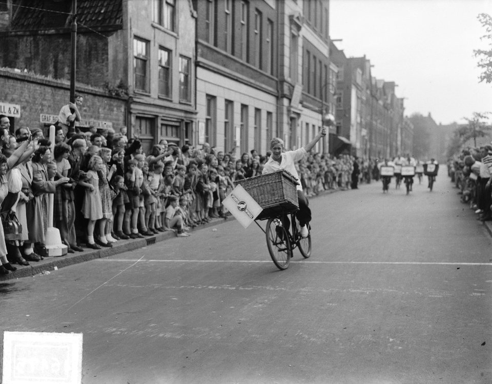 Sportweek Amsterdam. Kruideniersrace door Amsterdam. Winnaar van de eerste serie, Bestanddeelnr 904-6475