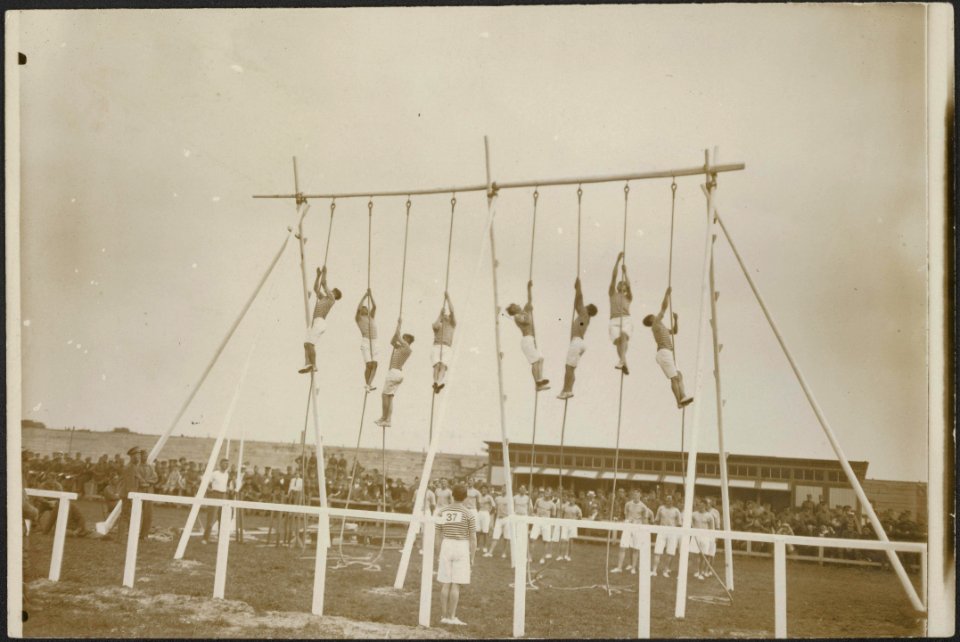 Sportwedstrijden - touwklimmen., Bestanddeelnr 158-2076