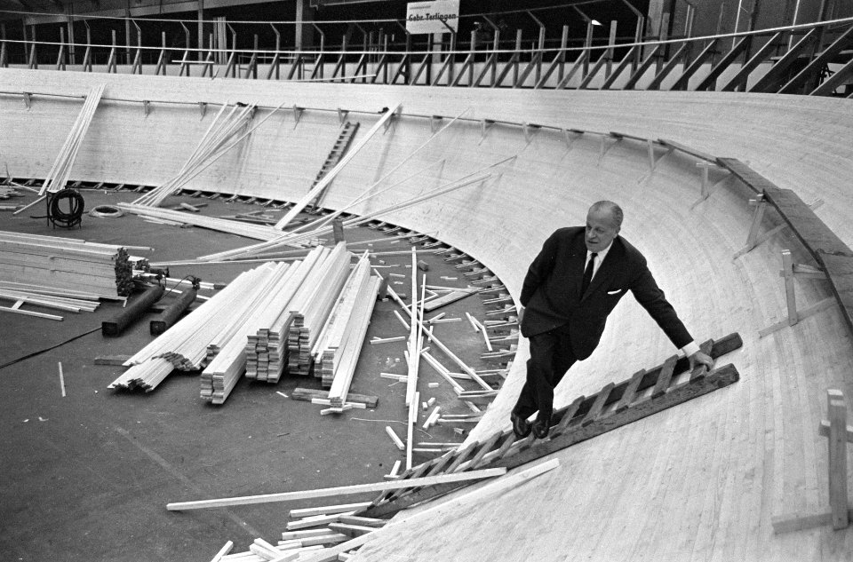 Sportorganisator Kurth Vyth inspecteert de nieuwe houten wielerbaan, Bestanddeelnr 919-8324