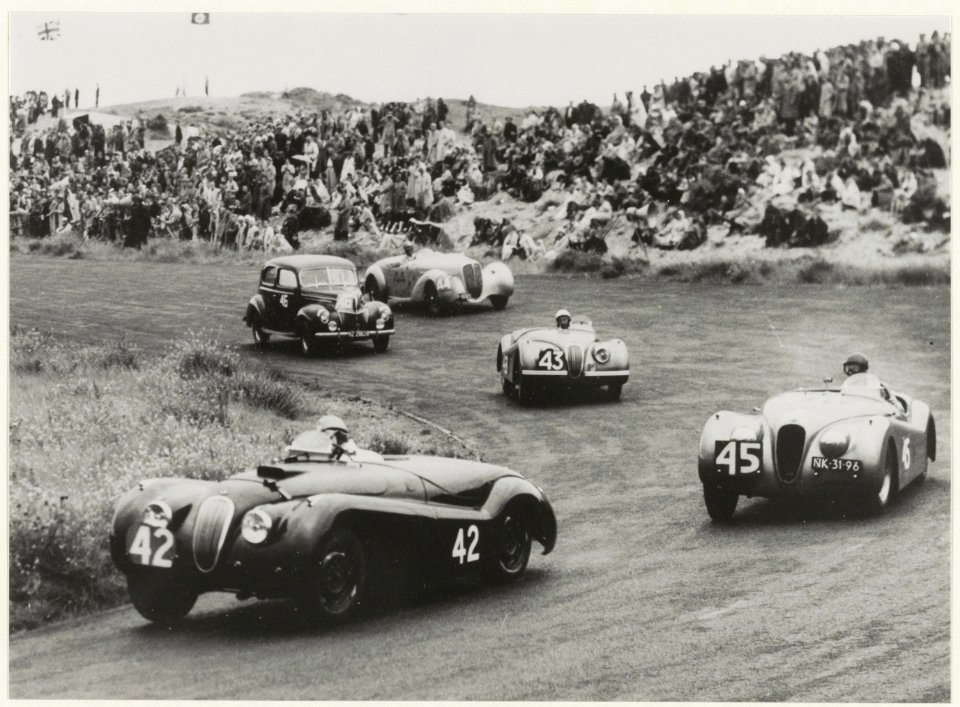 Sportwagenrace boven de 3000 c.c in de Tarzanbocht op het circuit. NL-HlmNHA 54005926