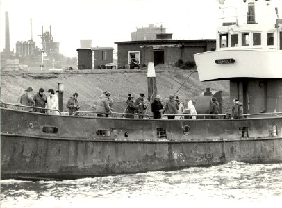 Sportvissers in IJmuiden. Geschonken in 1986 door United Photos de Boer bv. Identificatienummer 54-015690