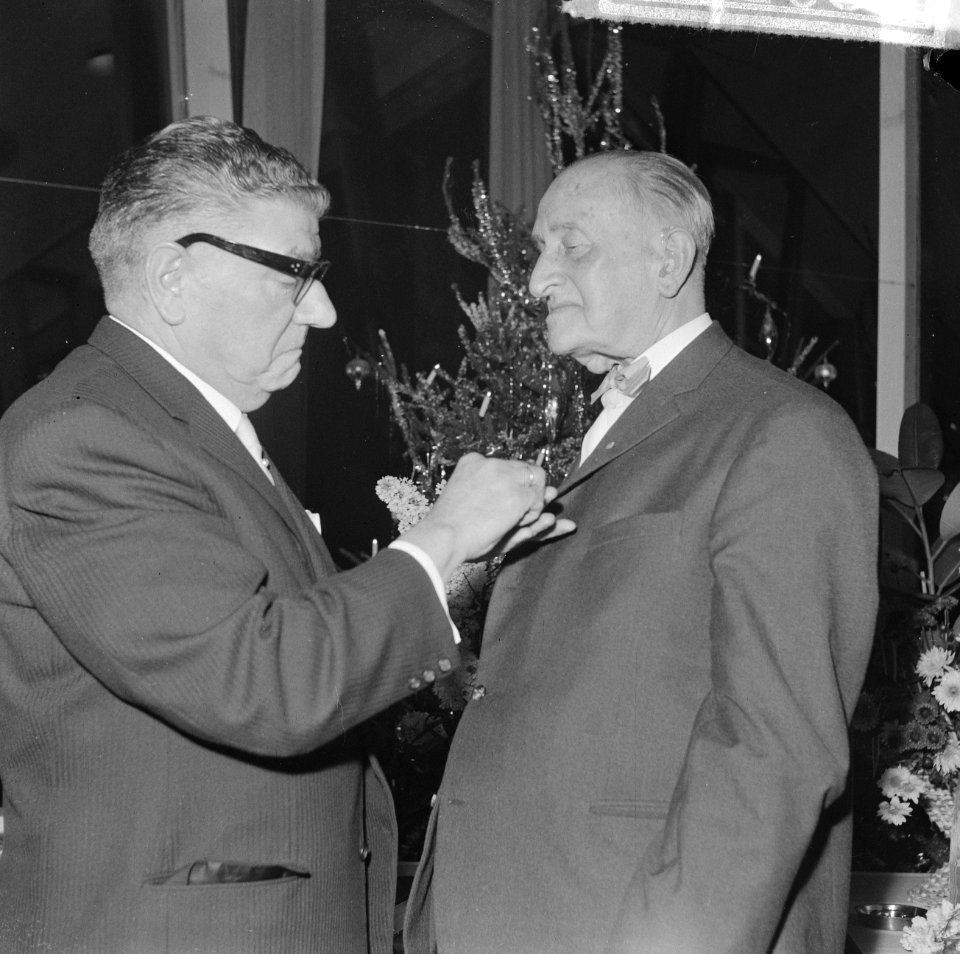 Sportjournalist J. Hoven 80 jaar, Lo Brunt speldde het bondsinsigne op, Bestanddeelnr 917-2688