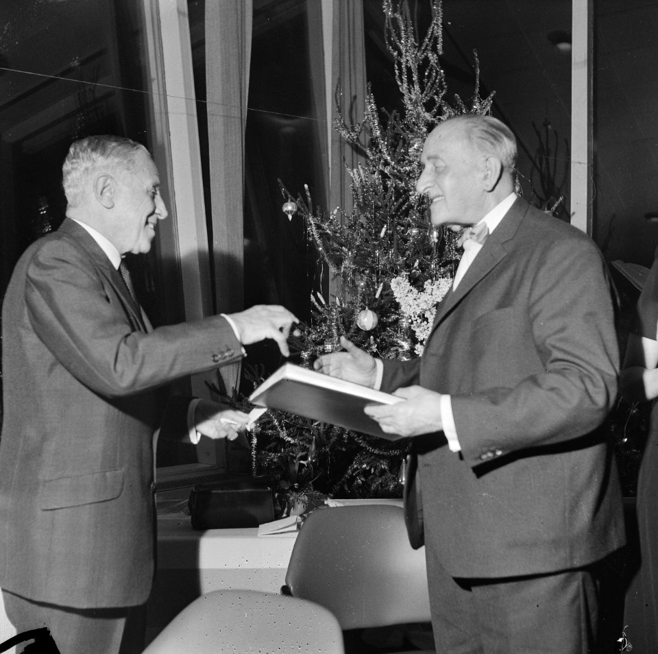 Sportjournalist J. Hoven 80 jaar, generaal Pahud de Mortagnes (l) overhandigde d, Bestanddeelnr 917-2689