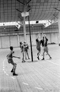 Sporttoernooi voor jeugd in oude RAI Microkorfbal tussen Groen van Prinsterensc, Bestanddeelnr 915-6384