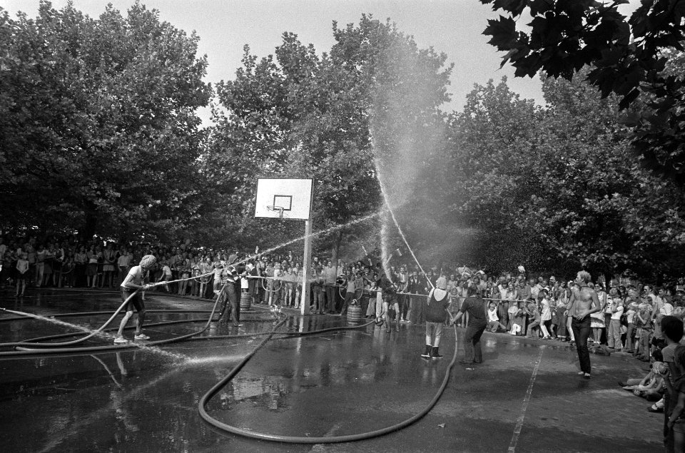 Spuitbal op Museumplein, Amsterdam, Bestanddeelnr 926-6642
