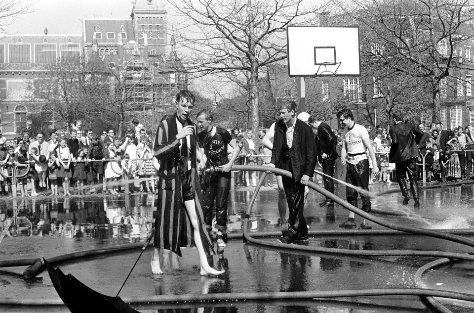 Spuitbalwedstrijd op Museumplein NEGASTIEFSTROOK, Bestanddeelnr 919-1013