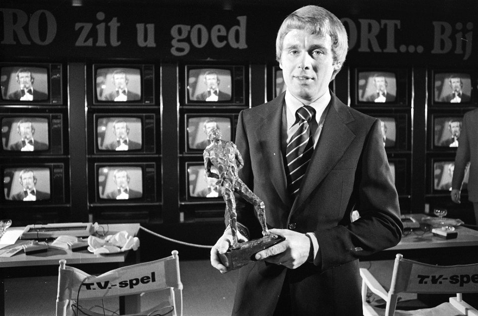 Sportman van het jaar in Amsterdam sportman van het jaar Hennie Kuiper met de, Bestanddeelnr 929-5124