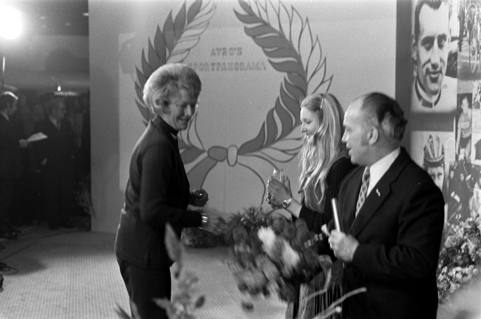 Sportman en sportvrouw van 1971 gekozen Willy Stahle krijgt bokaal van Fanny Bl, Bestanddeelnr 925-2719