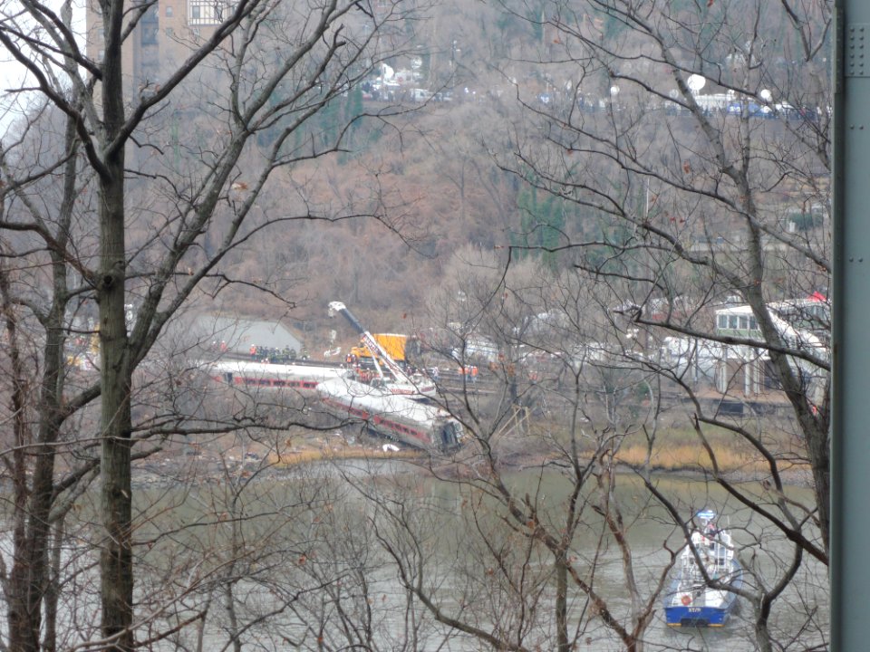 Spuyten Duyvil wreck from just under HHB Noon Monday jeh