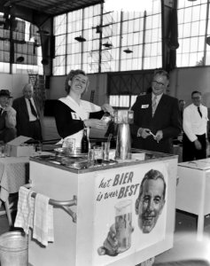 Sportweek Amsterdam. Bier serveren in Apollo-hal, Bestanddeelnr 905-7636