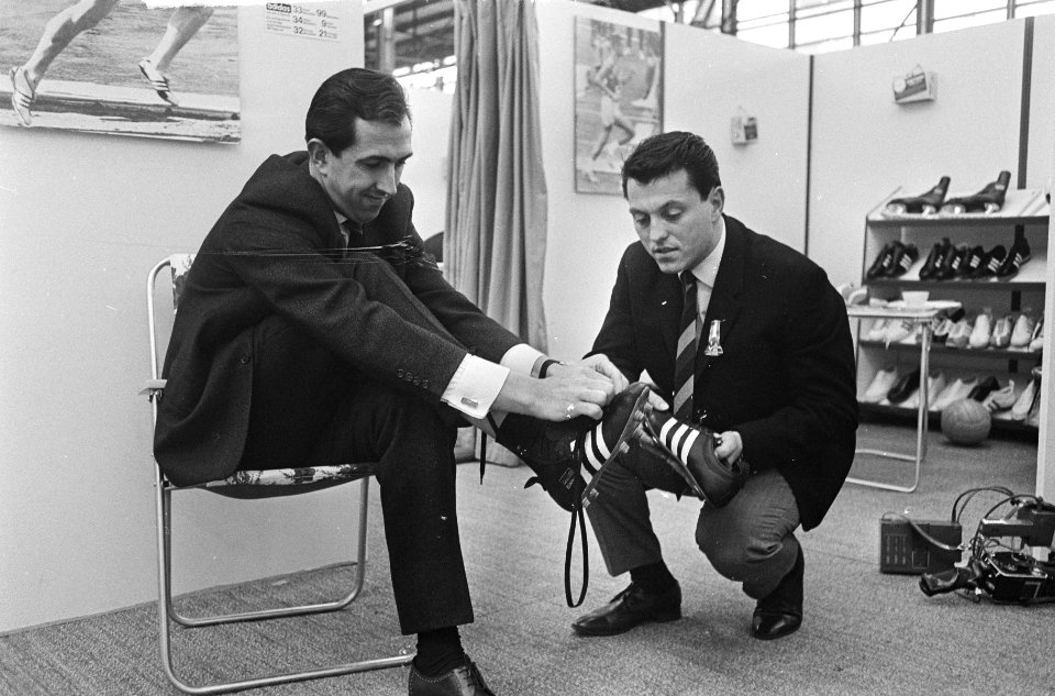 Sportvakbeurs 1965, Ger Donner (PSV) laat nieuwe voetbalschoen aan Eddy P. Graaf, Bestanddeelnr 917-3256