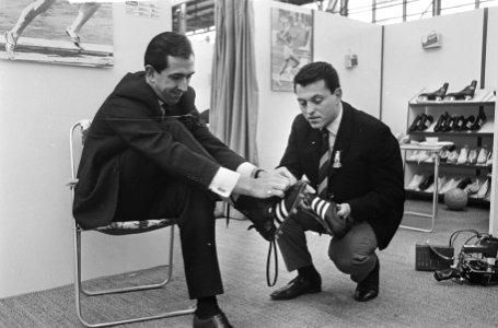 Sportvakbeurs 1965, Ger Donner (PSV) laat nieuwe voetbalschoen aan Eddy P. Graaf, Bestanddeelnr 917-3256