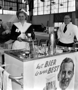 Sportweek Amsterdam. Bier serveren in Apollo-hal, Bestanddeelnr 905-7635
