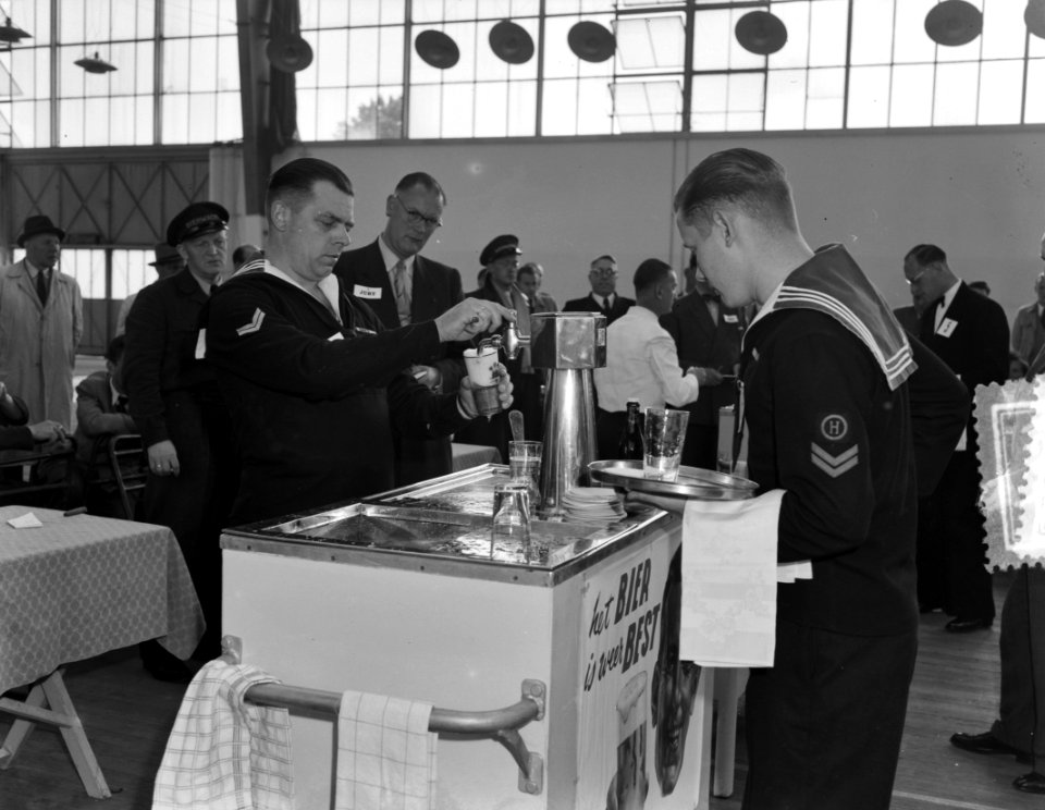 Sportweek Amsterdam. Bier serveren in Apollo-hal, Bestanddeelnr 905-7634