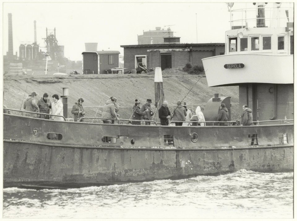 Sportvissers op MS Sepiola. NL-HlmNHA 54015690