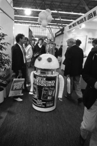 Sprekende robot tussen het publiek, Bestanddeelnr 932-7271