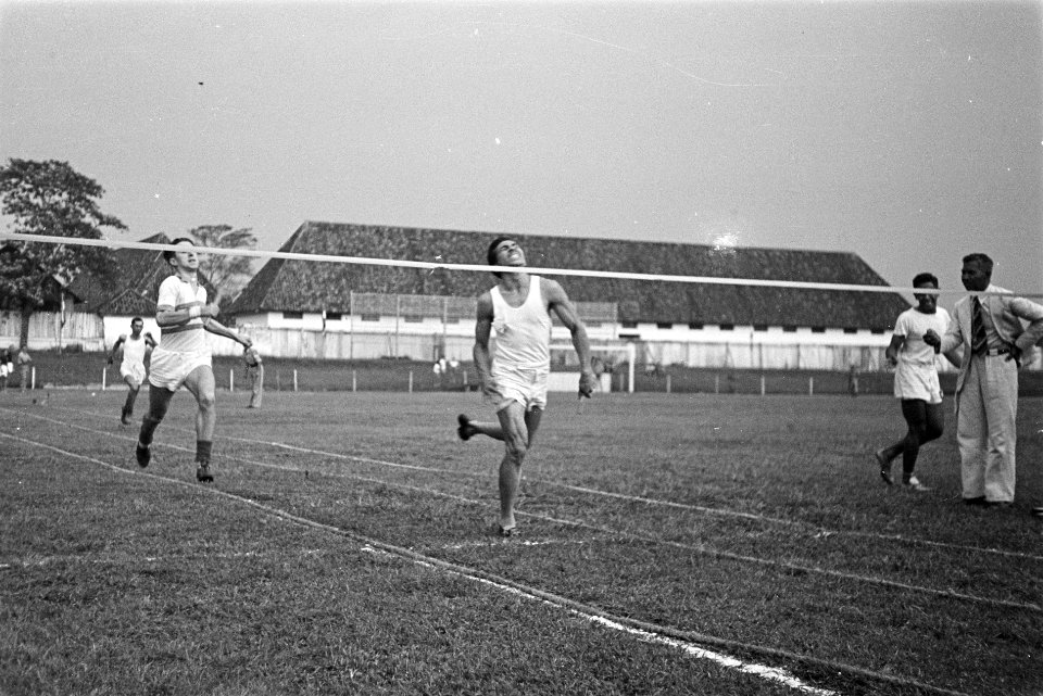 Sportwedstrijd. Hardlopers naderen finish, Bestanddeelnr 6294