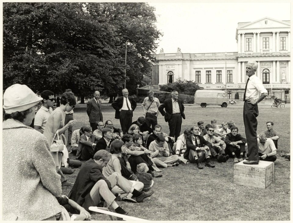 Sprekershoek op het Vlooienveld met als spreker Piet Nak (1906-1996). Op de achtergrond Paviljoen Welgelegen aan de Paviljoenslaan. NL-HlmNHA 54011838