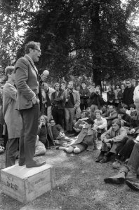 Sprekerscorner in Haarlem op het Vlooienveld, Godfried Bomans als eerste spreker, Bestanddeelnr 920-3514