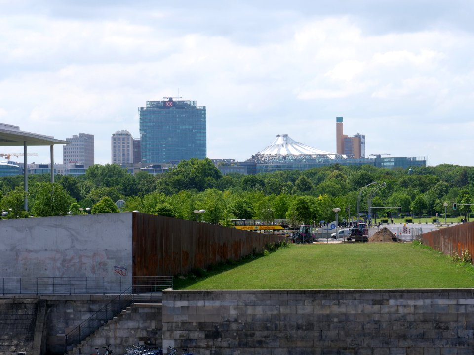 Spreebogenpark from Hugo-Preuß-Brücke 2019-06-28 01