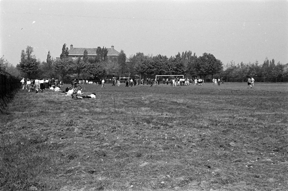 Sportvelden, mensen, Groningen, Bestanddeelnr 170-0362