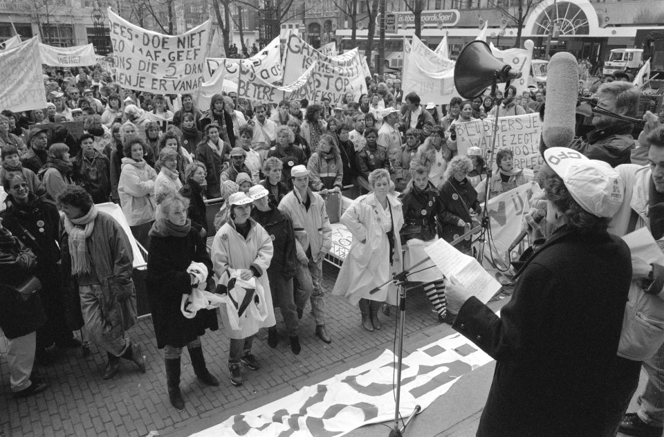 Spreekster mevrouw Eerland (CFO) op het Beursplein, Bestanddeelnr 934-4336