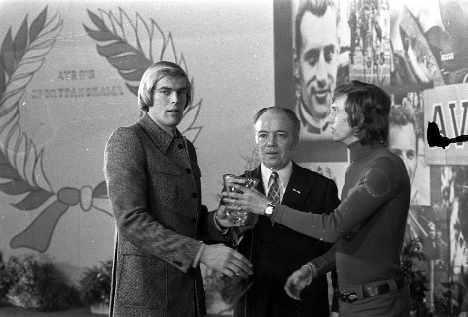 Sportman en sportvrouw van 1971 gekozen Ard Schenk sportman 1971, krijgt bokaal, Bestanddeelnr 925-2717