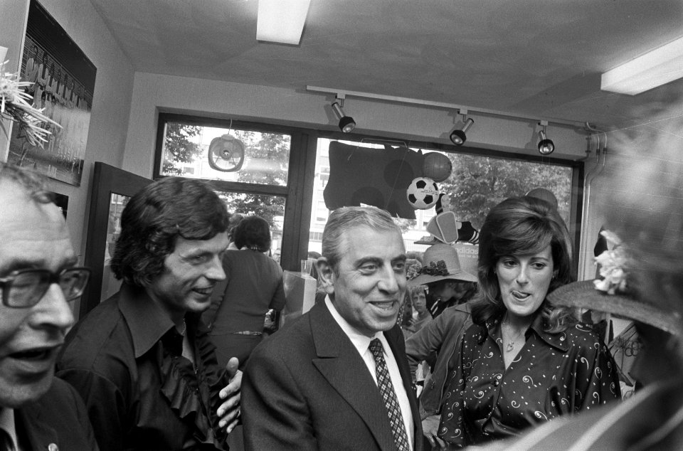 Sportzaak Wim Suurbier geopend, Wim Suurbier, Jaap van Praag en mevrouw Suurbie…, Bestanddeelnr 926-5768