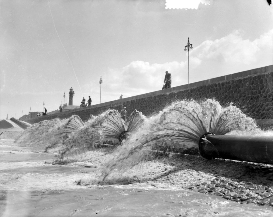 Spuitend zand vermengd met water op Scheveningse strand, Bestanddeelnr 905-7899