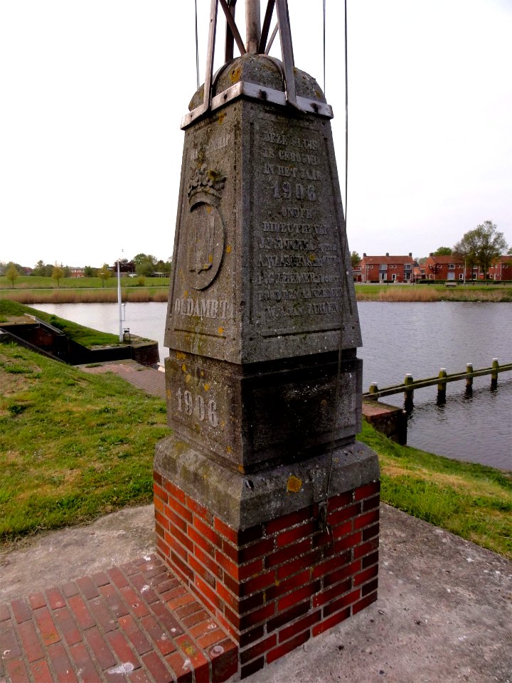 Spuisluis met monument Termunterzijl