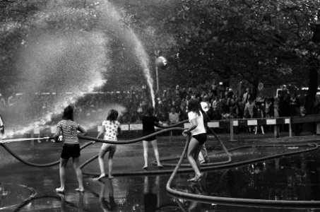 Spuitbal op Museumplein in Amsterdam kinderen met brandslagen in actie, Bestanddeelnr 927-4642