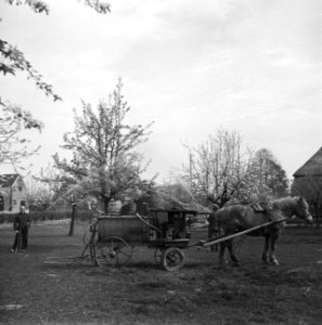 Spuitwagen in de boomgaard, Bestanddeelnr 252-1970