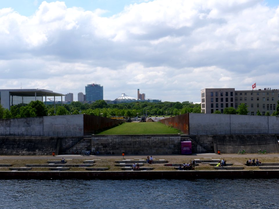 Spreebogenpark from Hugo-Preuß-Brücke 2019-06-28 03