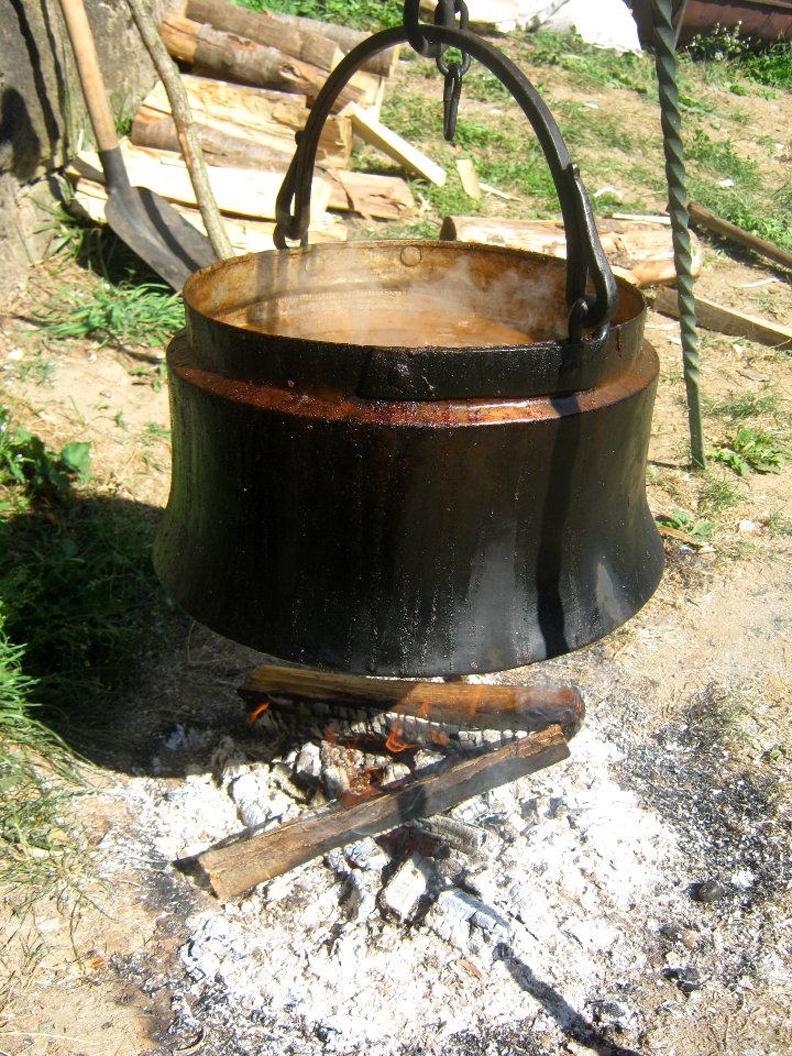Spremanje gulaša pored reke Dičine