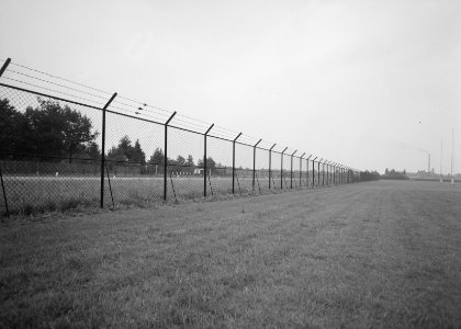 Sportvelden bij AaBe fabriek te Tilburg Afrastering, Bestanddeelnr 163-0510