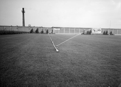 Sportvelden bij AaBe fabriek te Tilburg Sproeien van de velden, Bestanddeelnr 163-0511