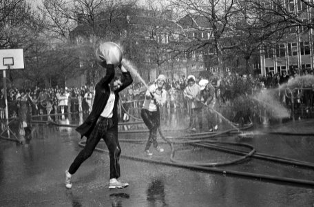 Spuitbal van studenten op het Museumplein, Bestanddeelnr 924-5089