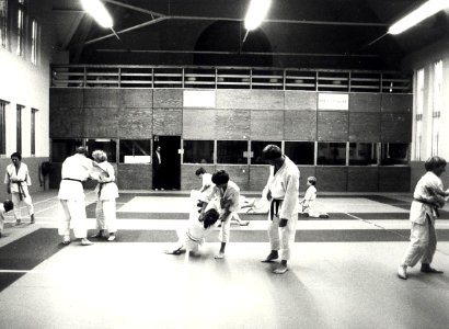 Sportschool Pauel, gevestigd in de voormalige Bethelkerk (Christelijk Gereformeerd) aan de Floresstraat. Aangekocht in 1982 van fotograaf C. de Boer. - Negatiefnummer 21204 k 18 A. - Gepubliceerd in h