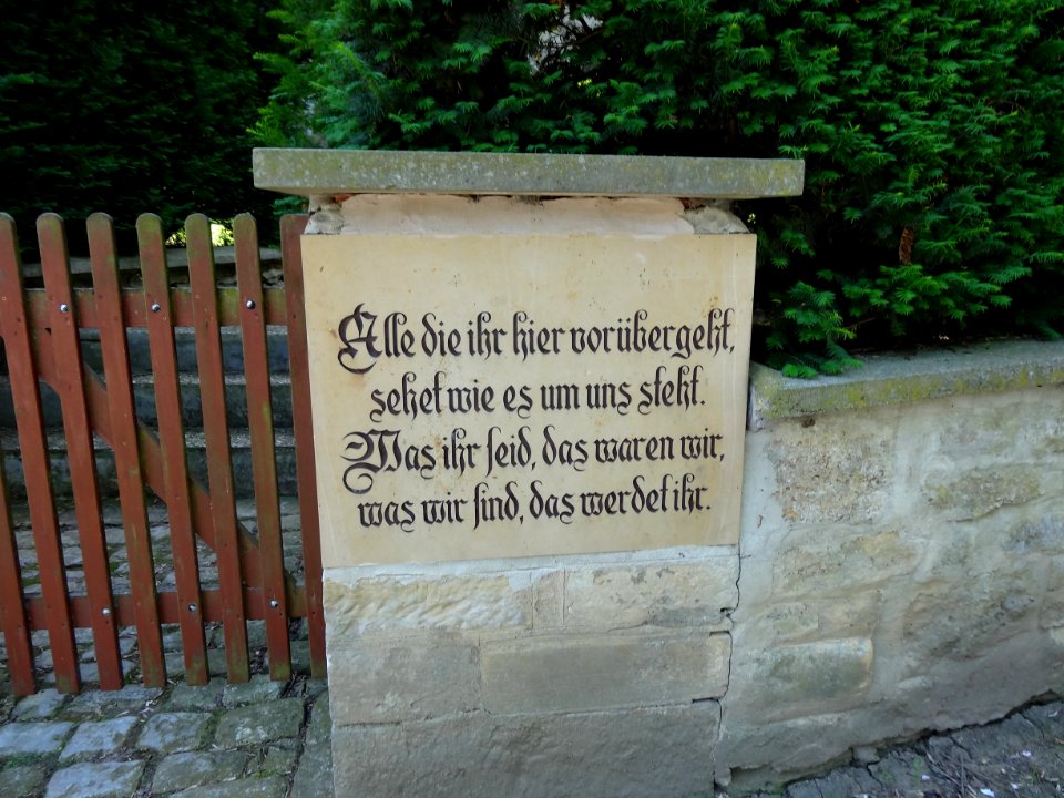 Spruch auf der Kirchenmauer in Leutenthal