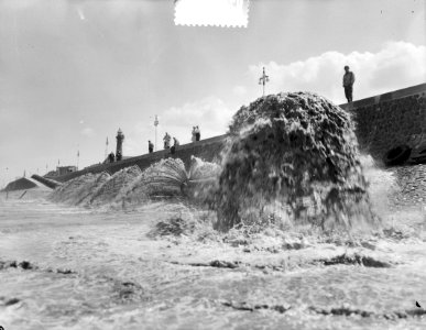 Spuitend zand vermengd met water op Scheveningse strand, Bestanddeelnr 905-7900